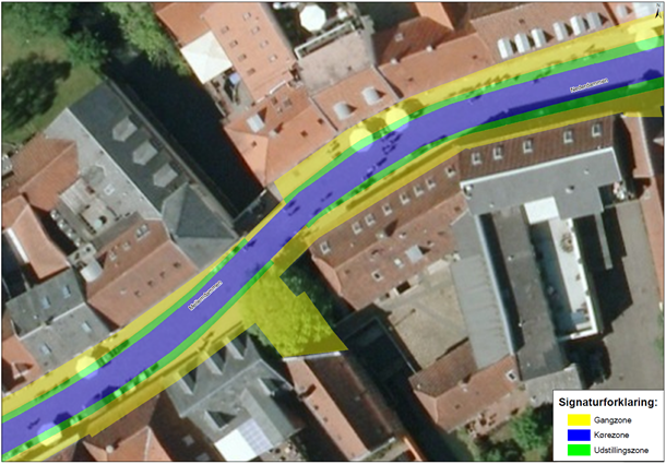 Alm. chaussésten - kørezone (blå), slebne chaussésten - udstillingszone (grøn) og fliser - gangzone (gul).